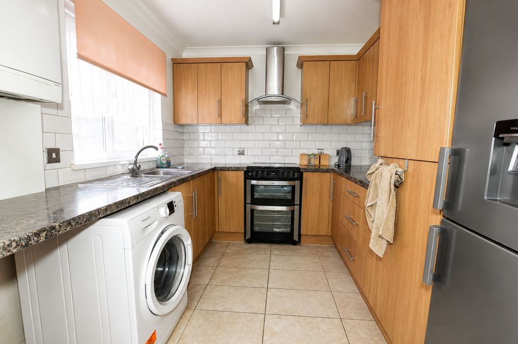 Property photo 3 of 8 Kitchen 1