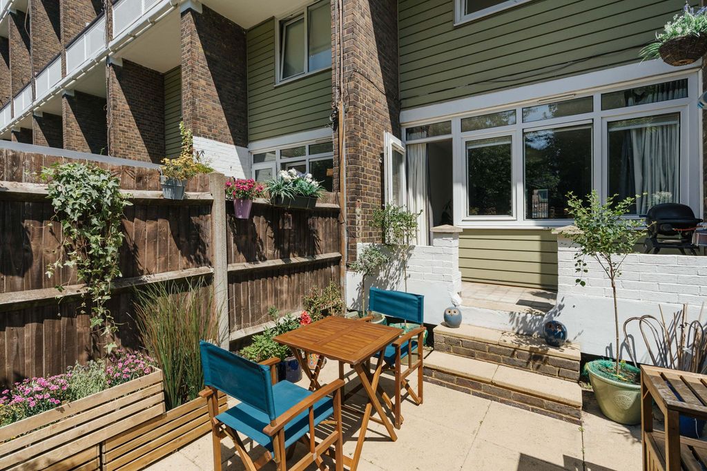 Property photo 3 of 12 Lysander House E2