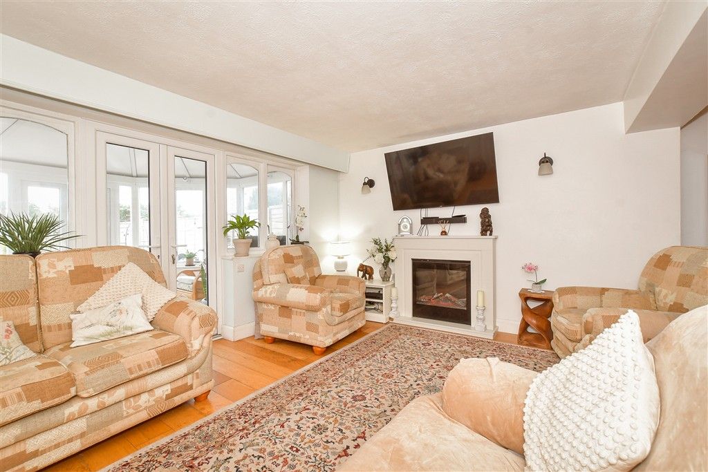 Property photo 3 of 13 Lounge