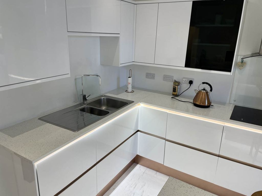 Property photo 3 of 17 Kitchen 3