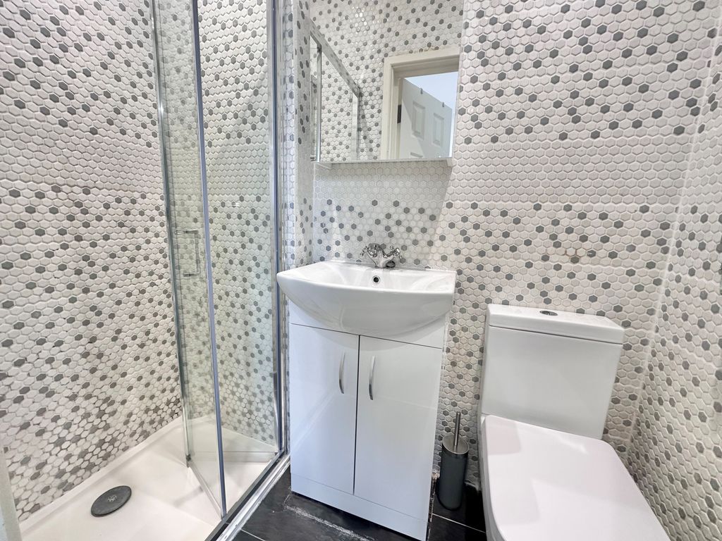 Property photo 3 of 6 Ensuite