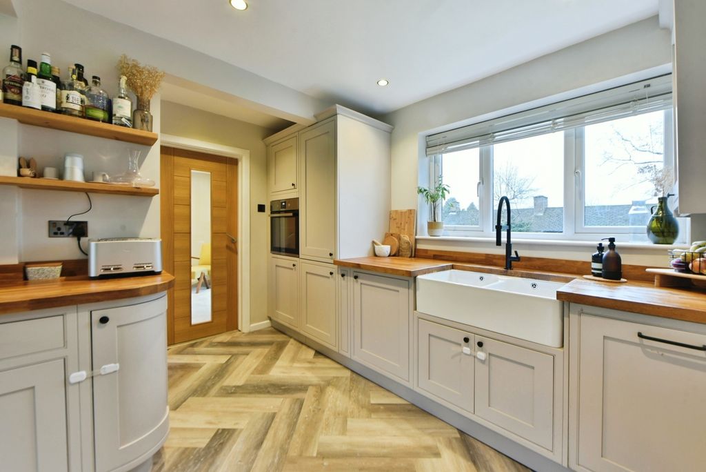 Property photo 2 of 18 Stunning Kitchen
