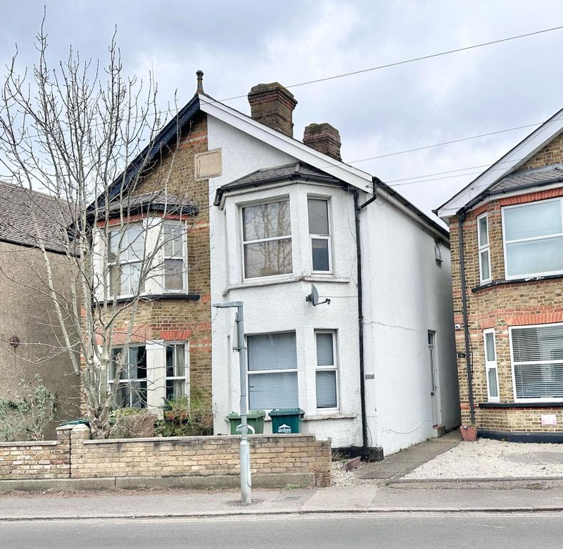 Property photo 1 of 10 Spacious 3-Bedroom House In Staines