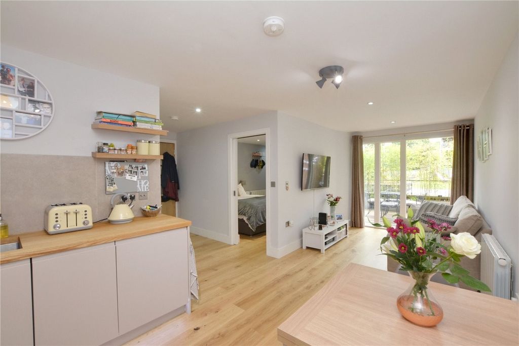 Property photo 3 of 14 Kitchen/Reception