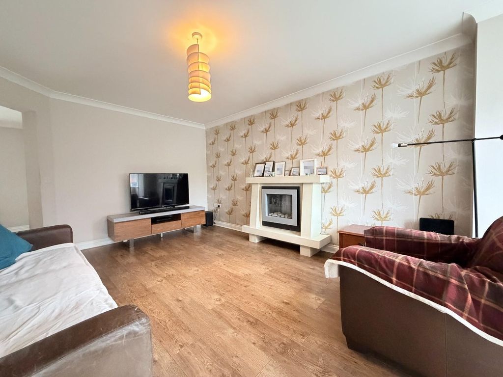 Property photo 3 of 23 Lounge