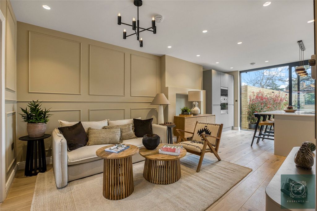 Property photo 2 of 24 Reception/Kitchen