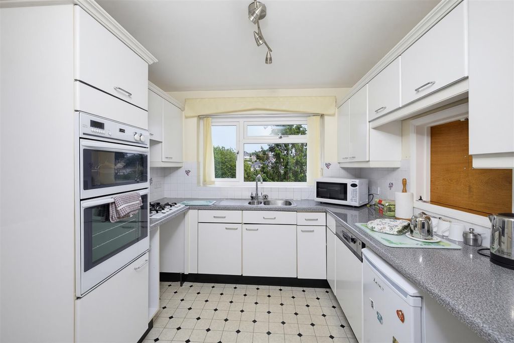 Property photo 3 of 19 Kitchen