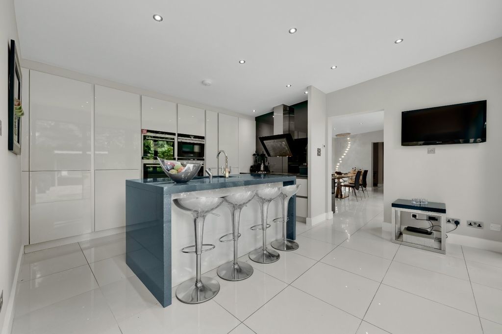 Property photo 2 of 12 Kitchen/Breakfast