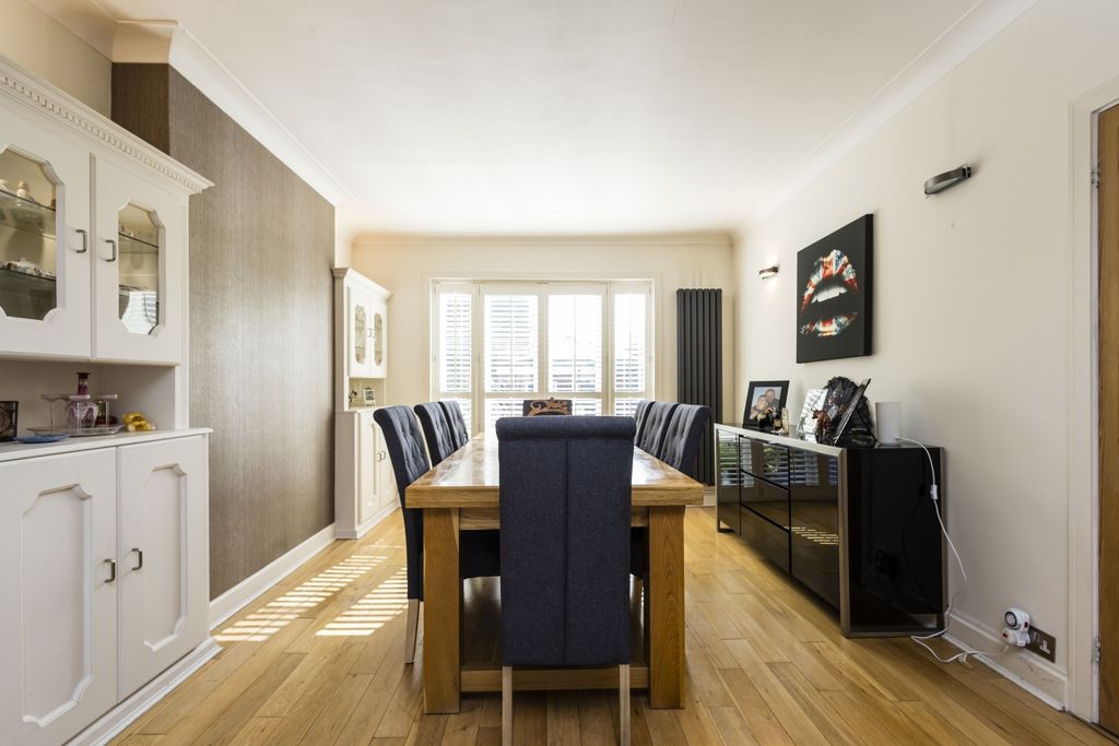 Property photo 3 of 15 2 Cheviot Gdns-8143