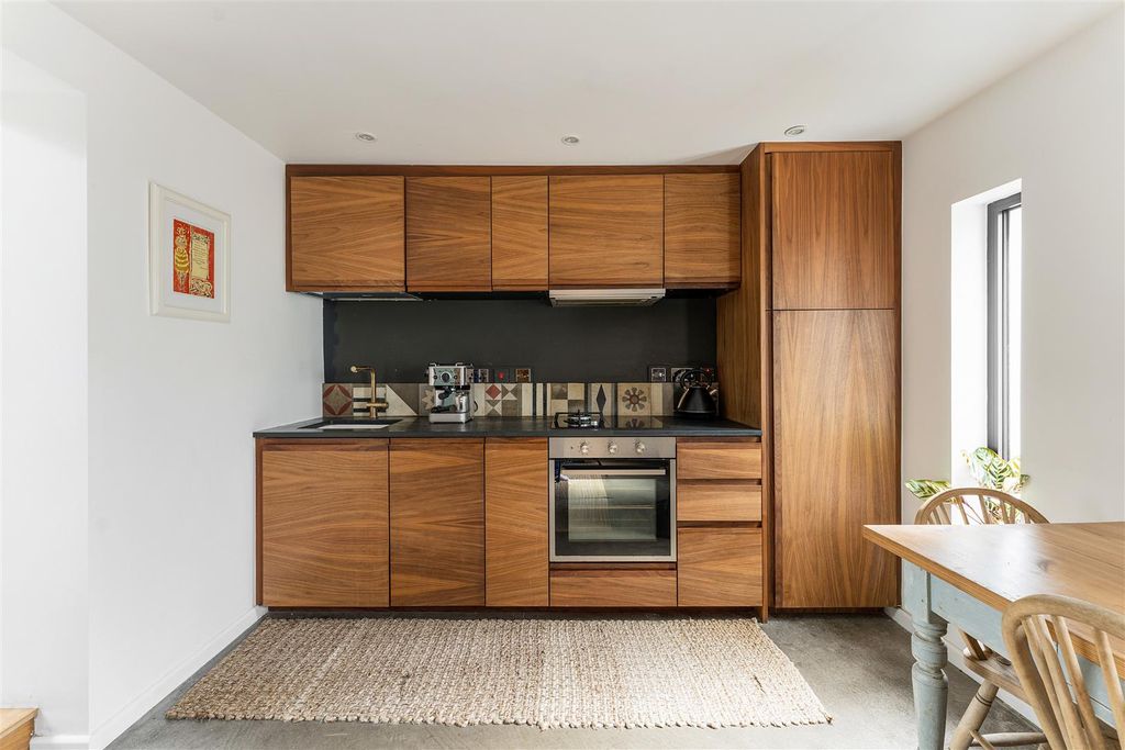 Property photo 3 of 26 Canberra Path, E10