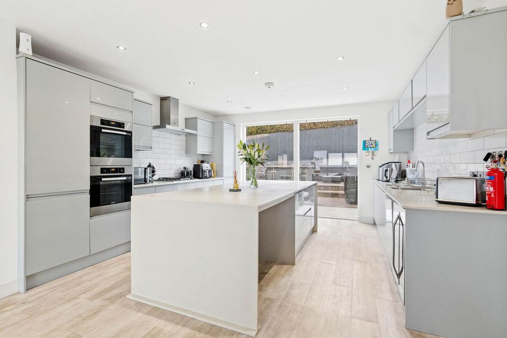 Property photo 2 of 23