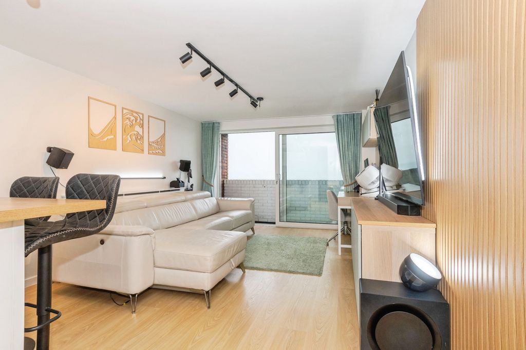 Property photo 2 of 36 Lounge