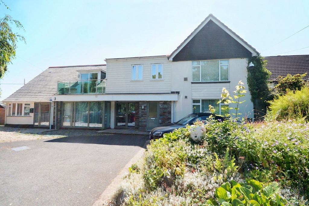 Property photo 1 of 7 External
