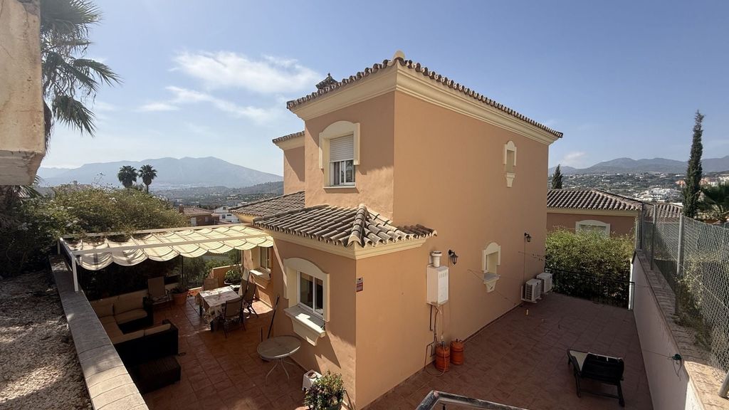 Property photo 1 of 22 V: Detached Villa For Sale In Coín