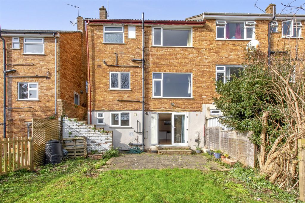 Property photo 3 of 15 3 Hepplewhite Close, Hp13 6Bz-13.Jpg