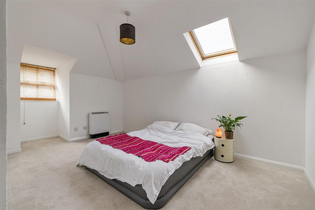 Property photo 3 of 14 Kenninghall Road E5