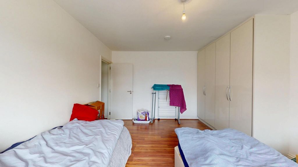 Property photo 2 of 14 A Bright And Tidy Double Bedroom Featuring Two Sin...
