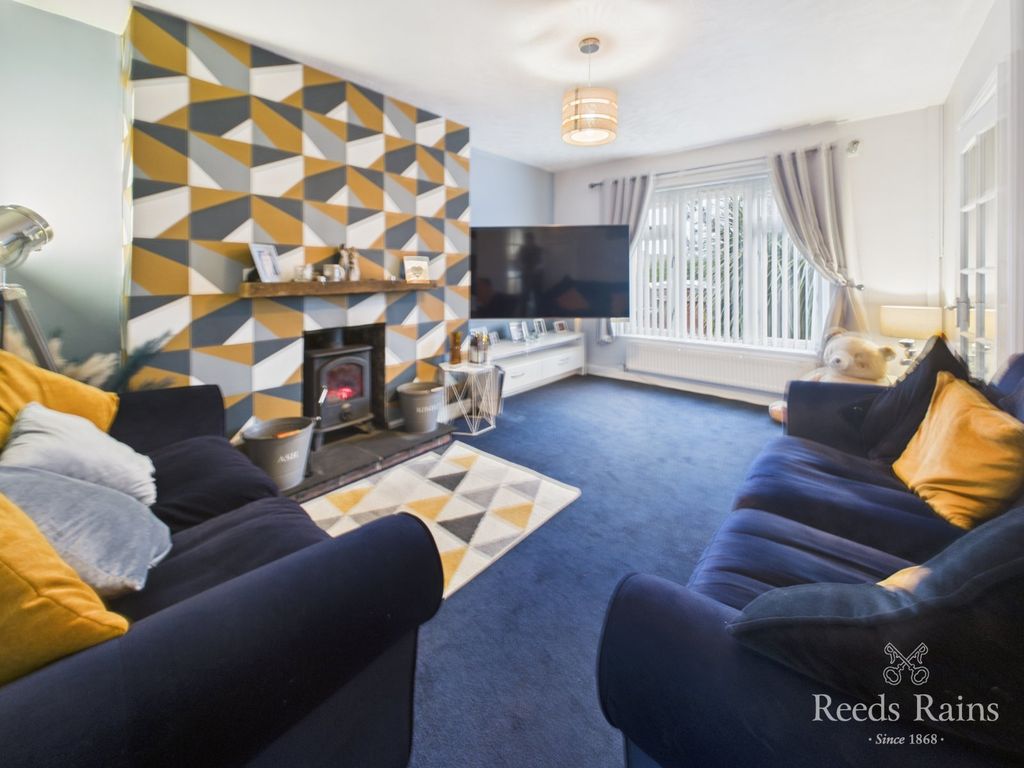 Property photo 2 of 18 Sitting Room