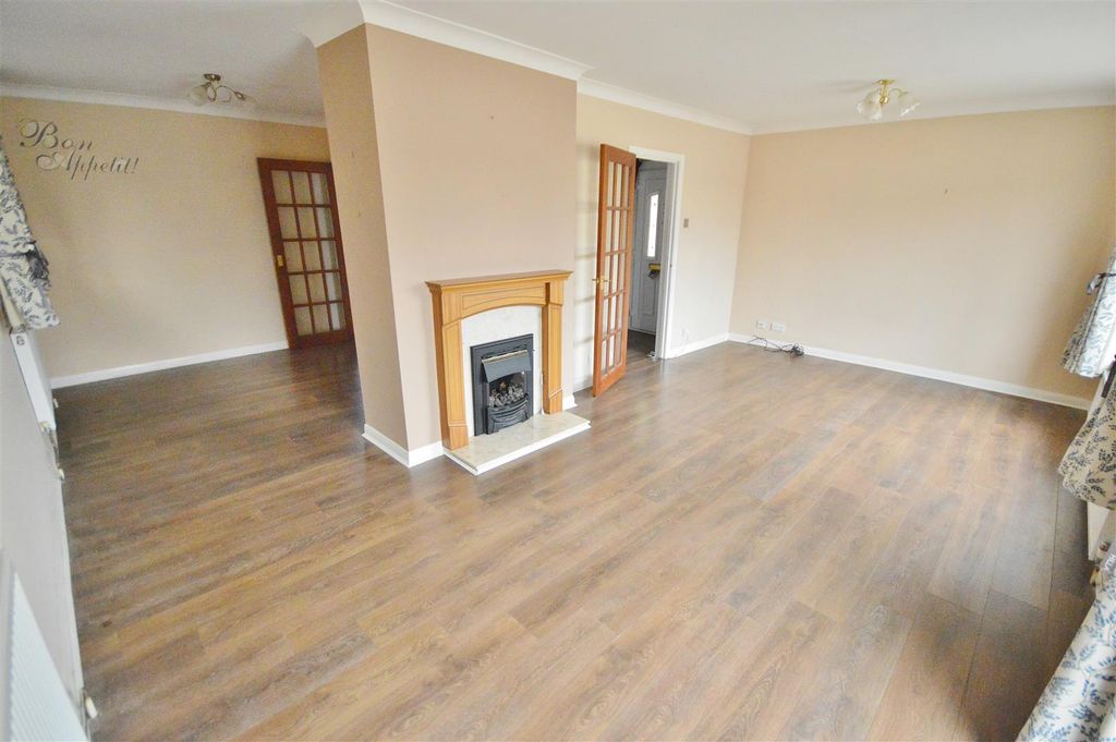 Property photo 2 of 17 Lounge