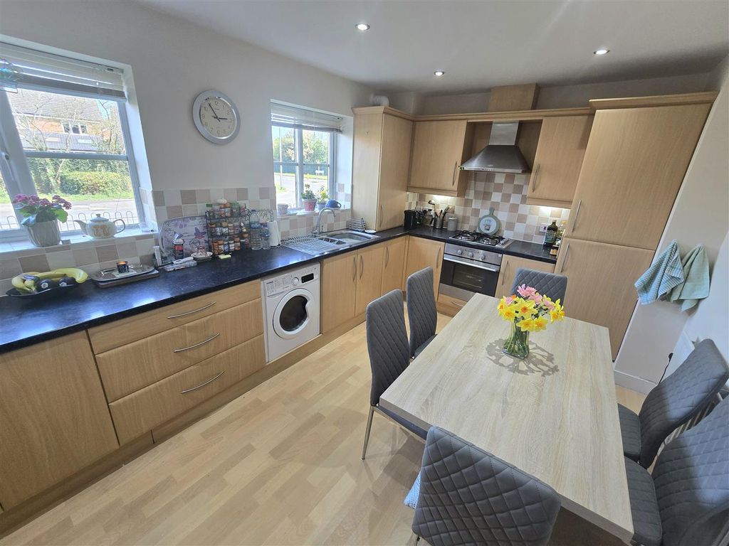 Property photo 2 of 8 Kitchen