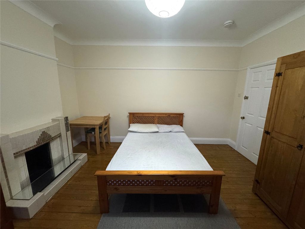 Property photo 1 of 8 Room