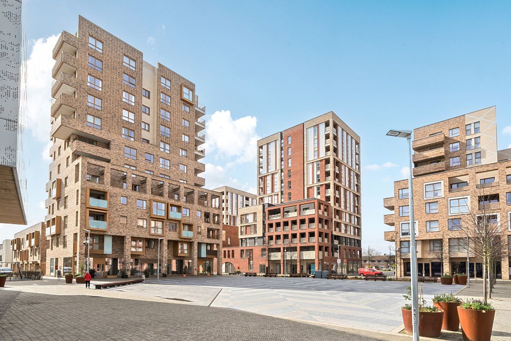 Property photo 1 of 18 External