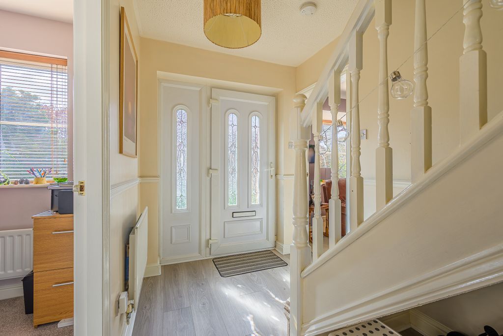 Property photo 3 of 32 Entrance Hall