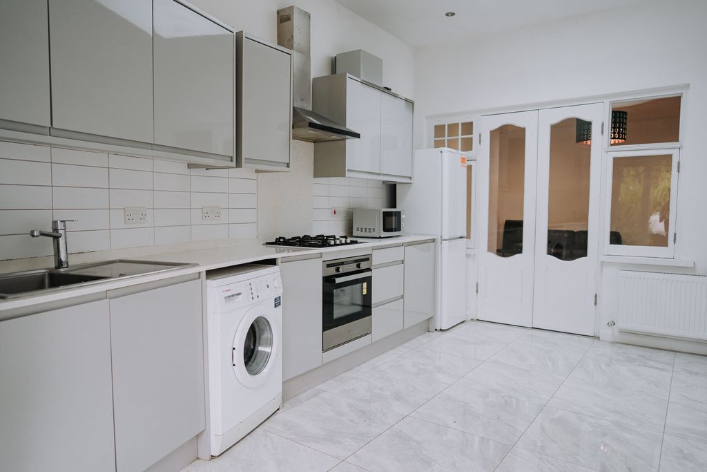 Property photo 2 of 10 Kitchen