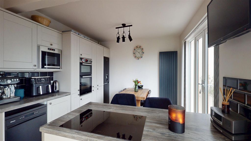 Property photo 3 of 20 Dining Kitchen