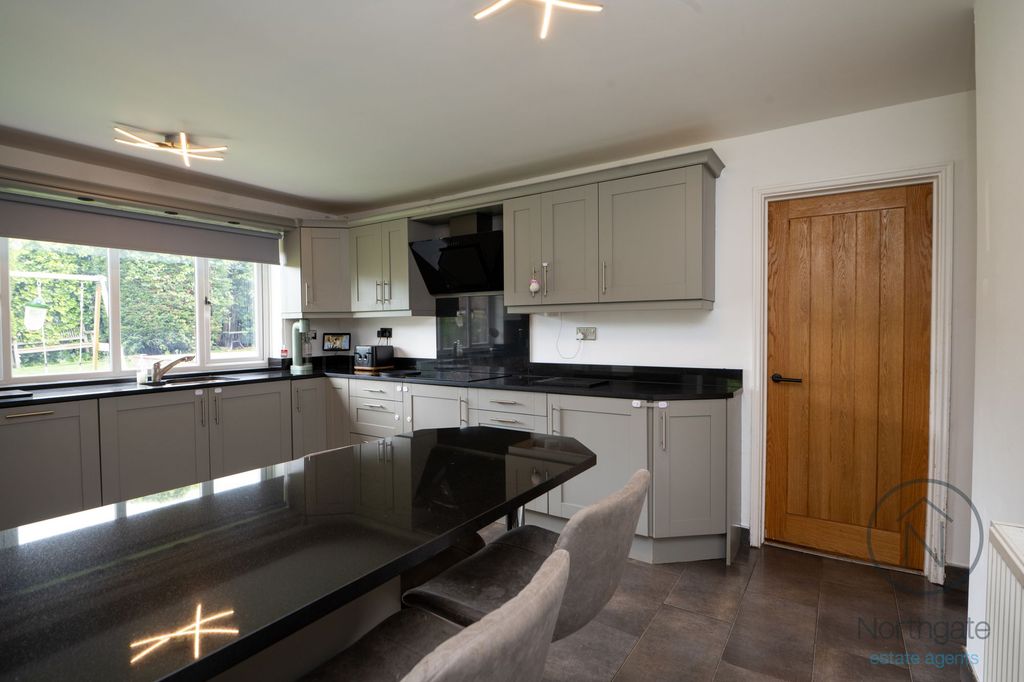 Property photo 2 of 31
