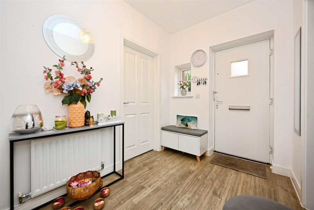 Property photo 3 of 32 Entrance Hall