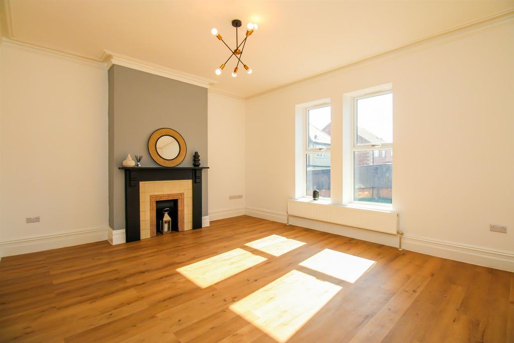 Property photo 1 of 20 Living Room