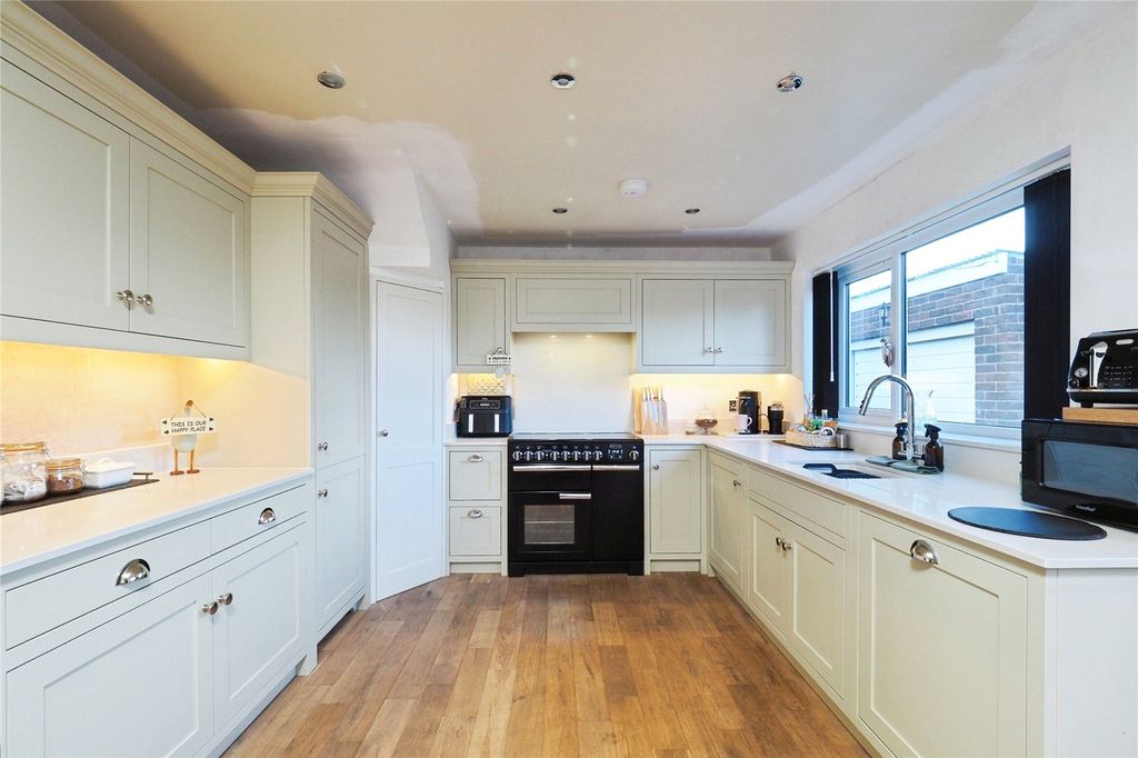 Property photo 2 of 22 Fitted Kitchen