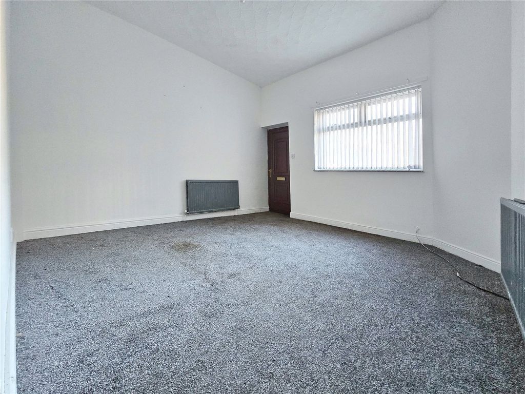 Property photo 3 of 11 Lounge