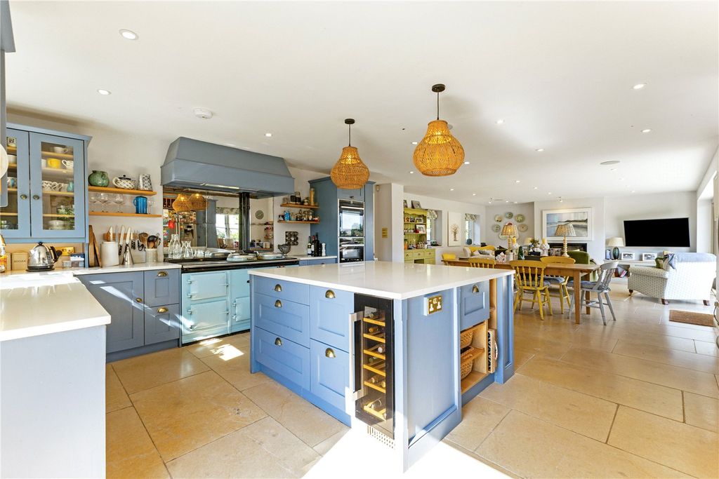 Property photo 3 of 21 Kitchen