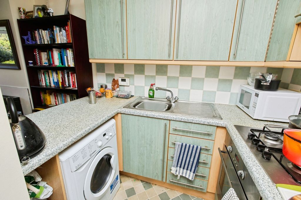 Property photo 3 of 11 Kitchen