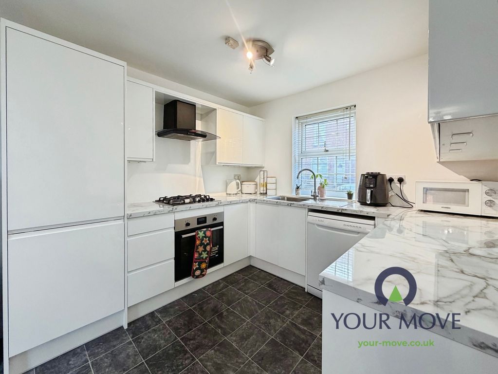 Property photo 3 of 19 Kitchen
