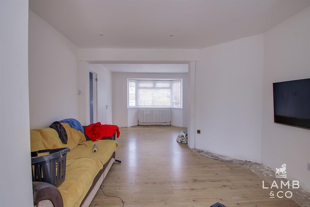 Property photo 3 of 18 Lounge