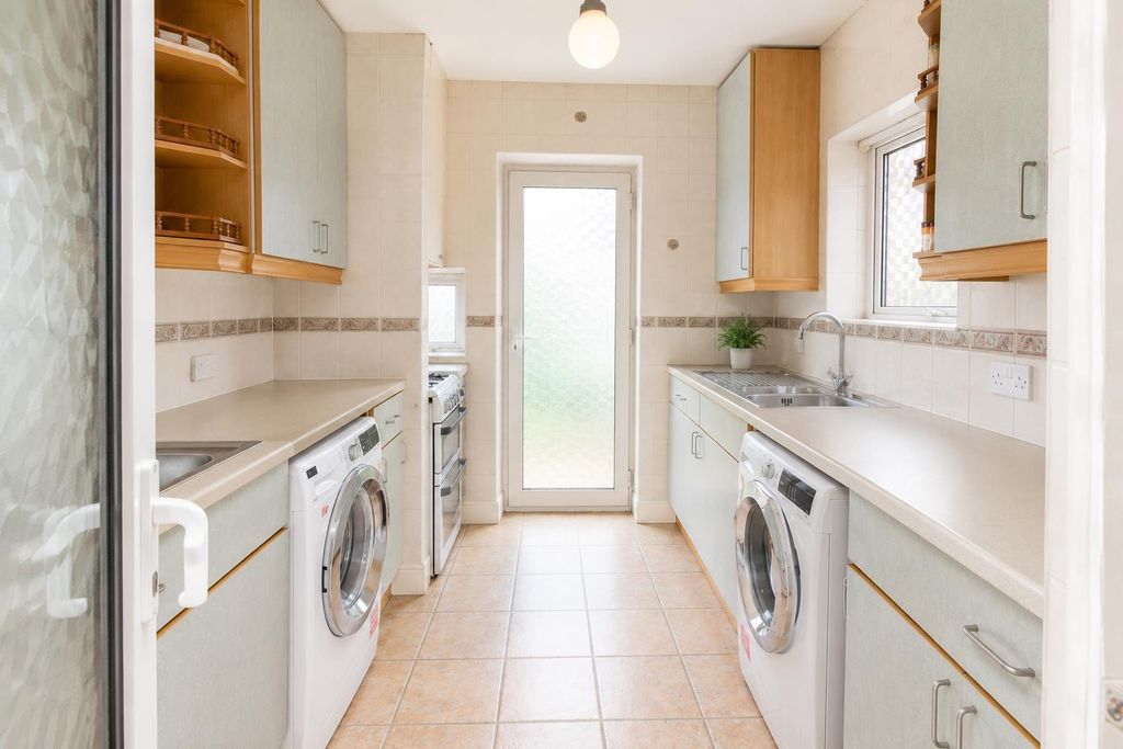 Property photo 2 of 10 Kitchen