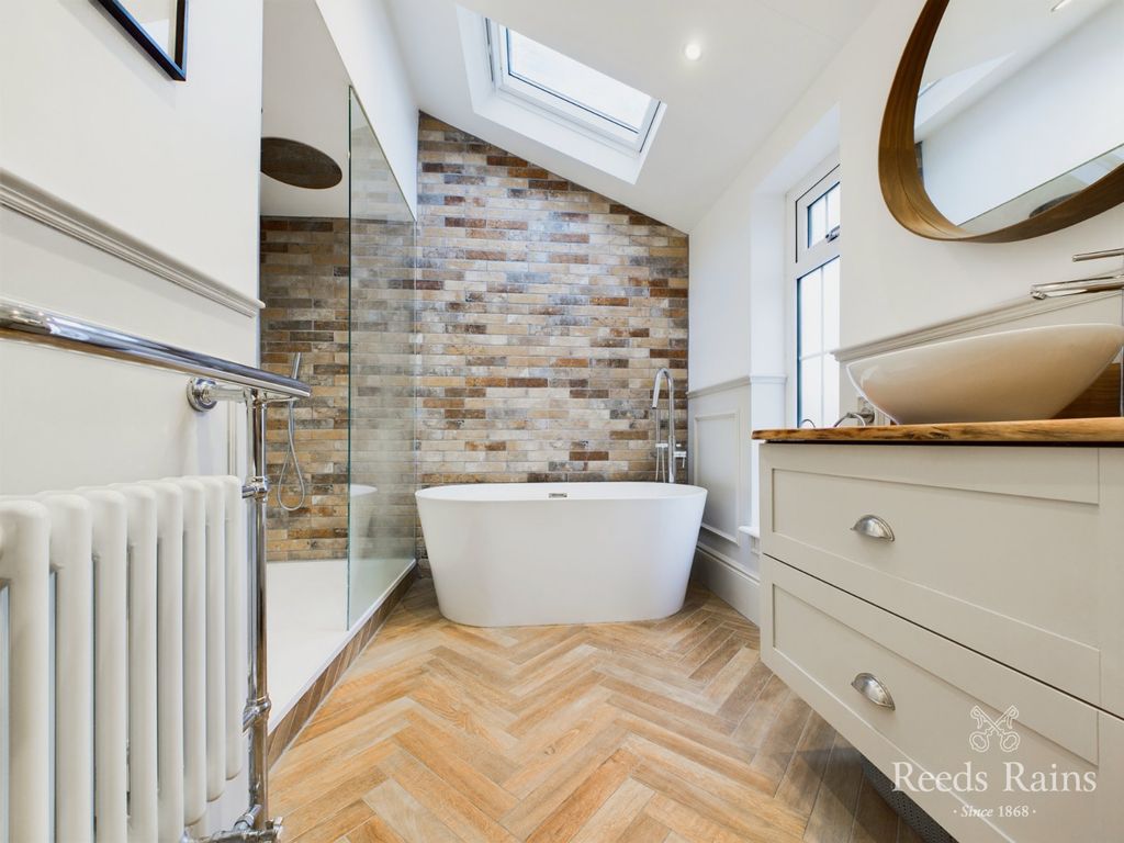 Property photo 2 of 33 Bathroom