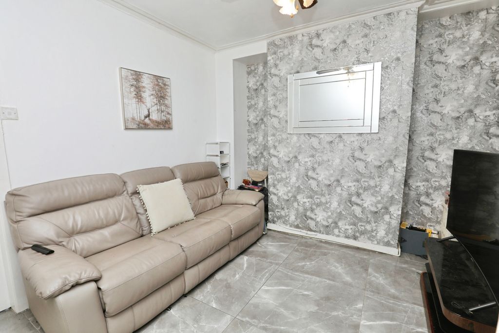 Property photo 3 of 9 Lounge