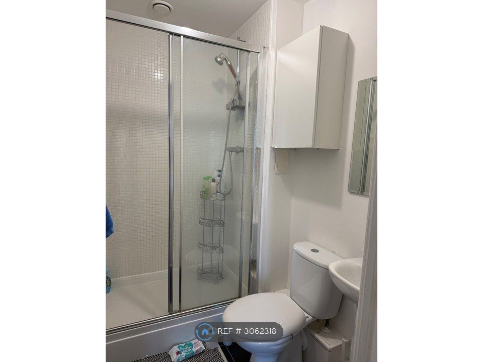 Property photo 3 of 11 Ensuite