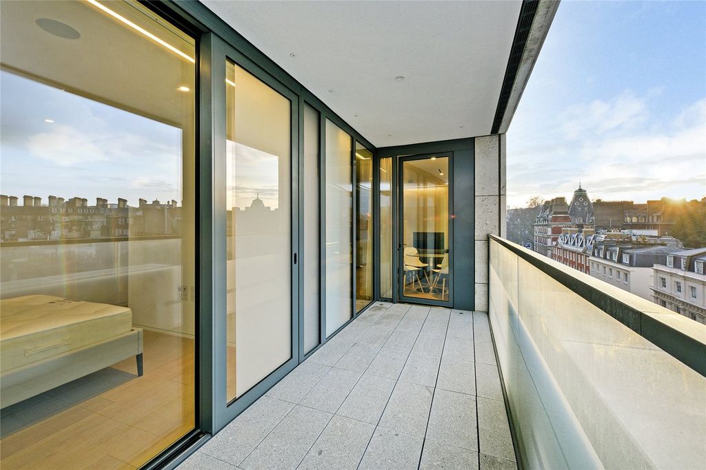 Property photo 2 of 18 Balcony