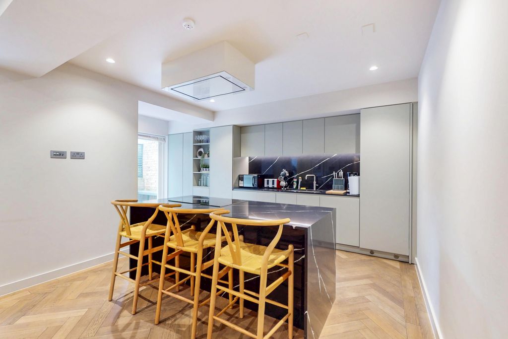 Property photo 3 of 10 Kitchen