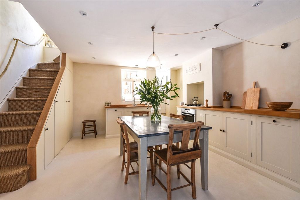 Property photo 2 of 13 Picture No. 15