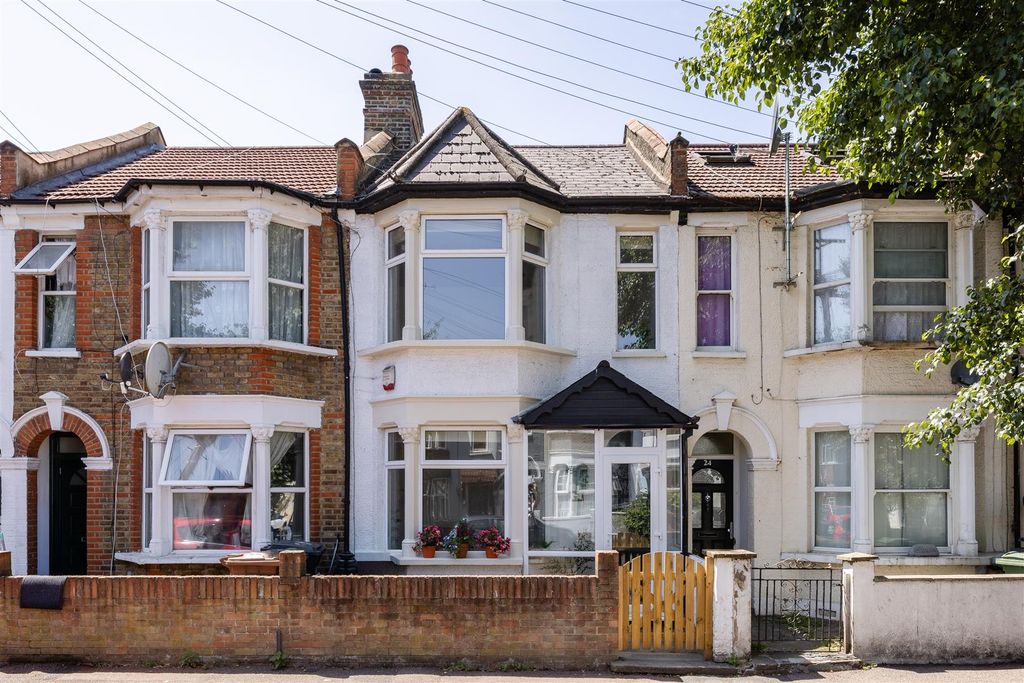 Property photo 1 of 17 Pembar Avenue, E17