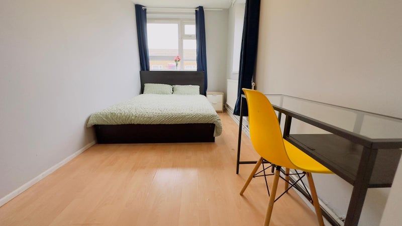 Property photo 2 of 13 : Room 1- £750 Available 01/08/2026