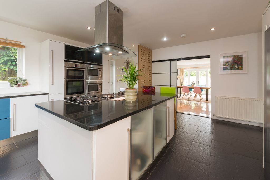 Property photo 3 of 32 Kitchen