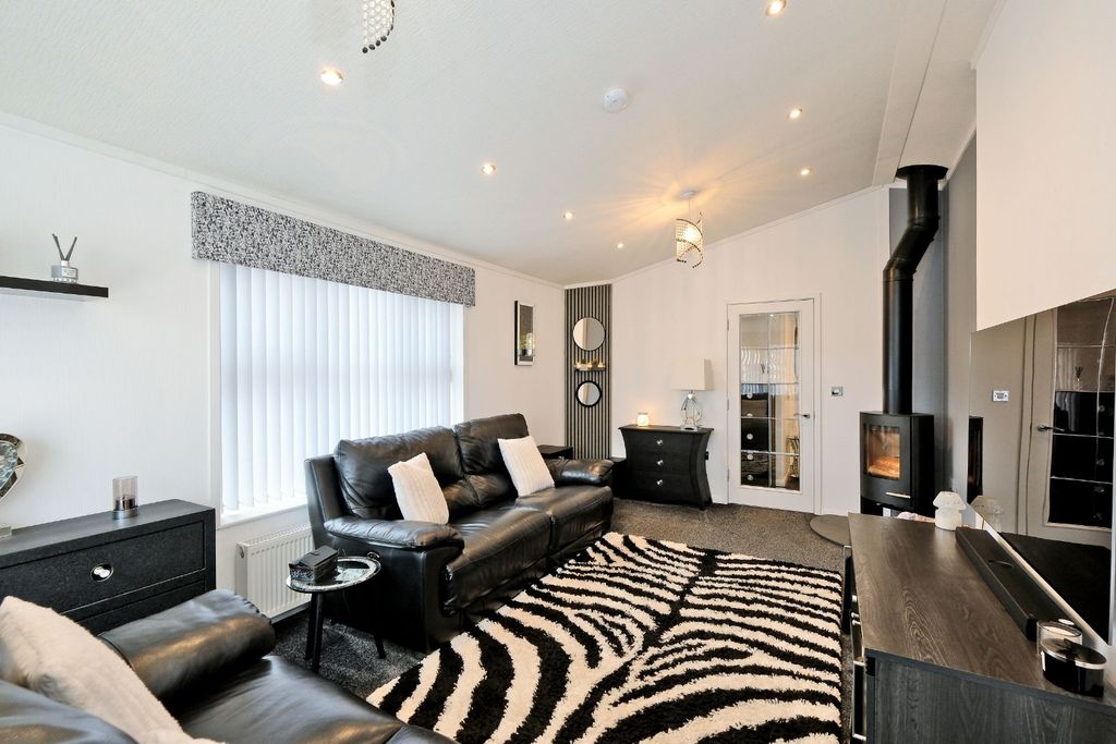 Property photo 2 of 34