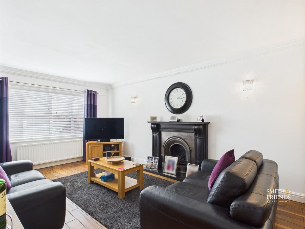 Property photo 3 of 25 Lounge